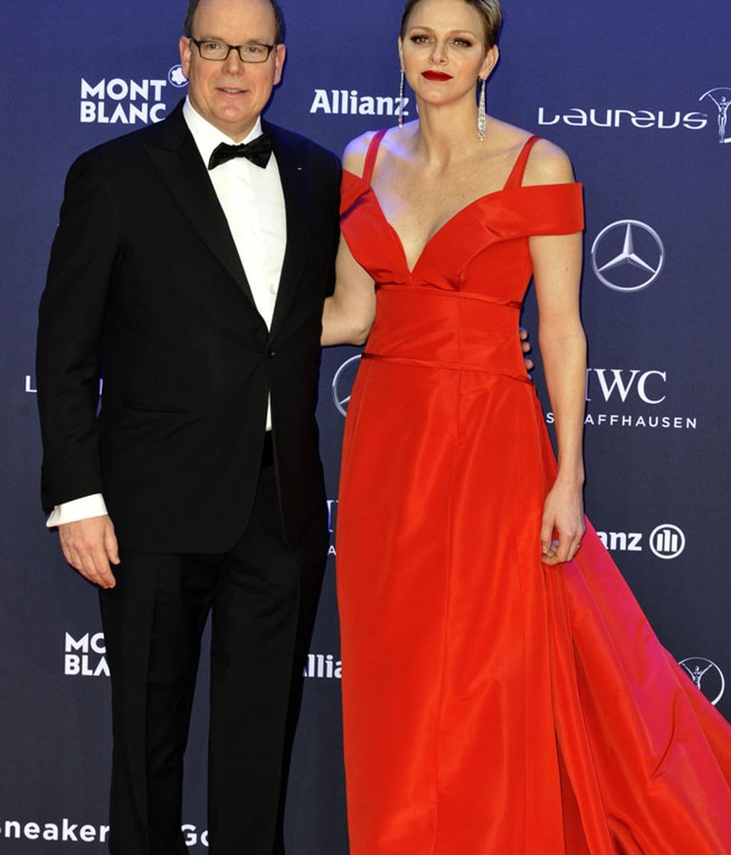 Alberto de Mónaco y Charlène, que también eligió el rojo