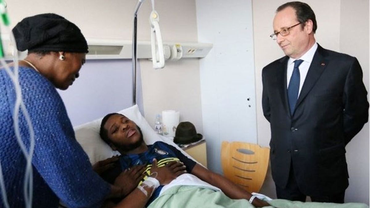 Hollande visita al joven agredido por un policía