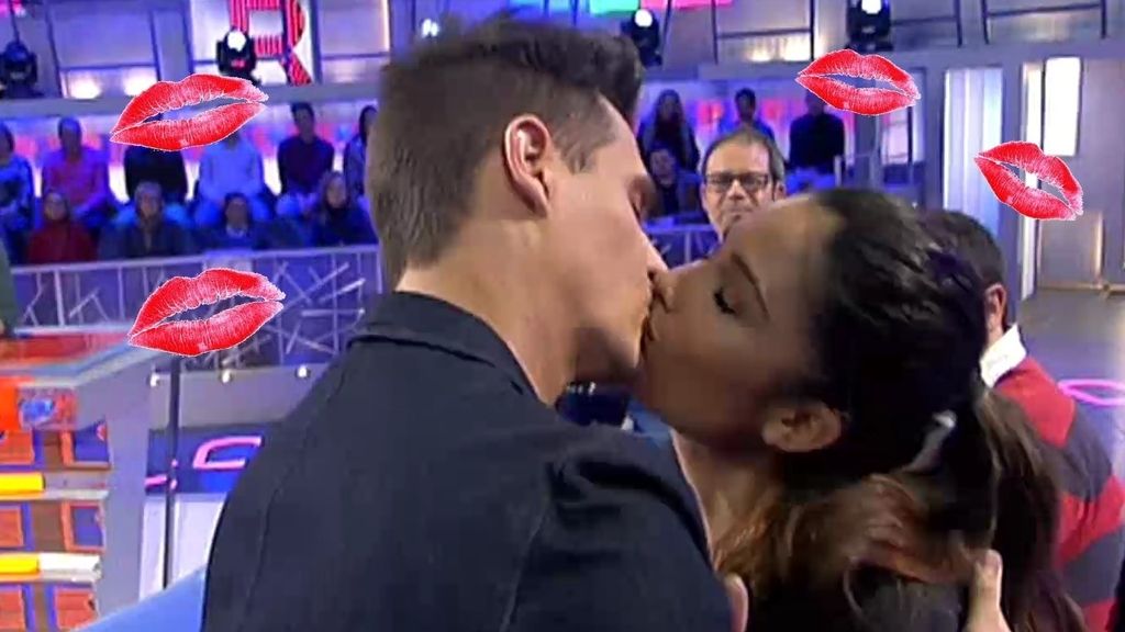 Christian Gálvez reparte besos a los concursantes y sube la temperatura en plató