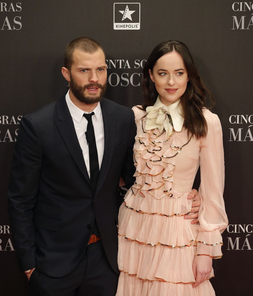 Jamie Dorman y Dakota Johnson posan en preestreno de ‘Cincuenta sombras más oscuras’