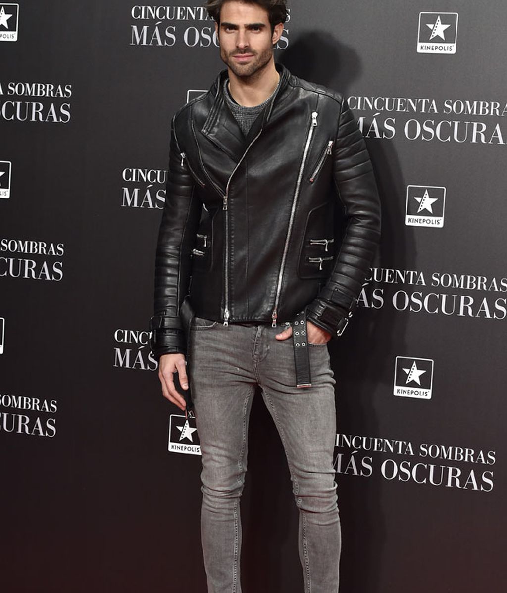 El casual 'look' de Juan Betancourt: cazadora de cuero, pitillos y botines