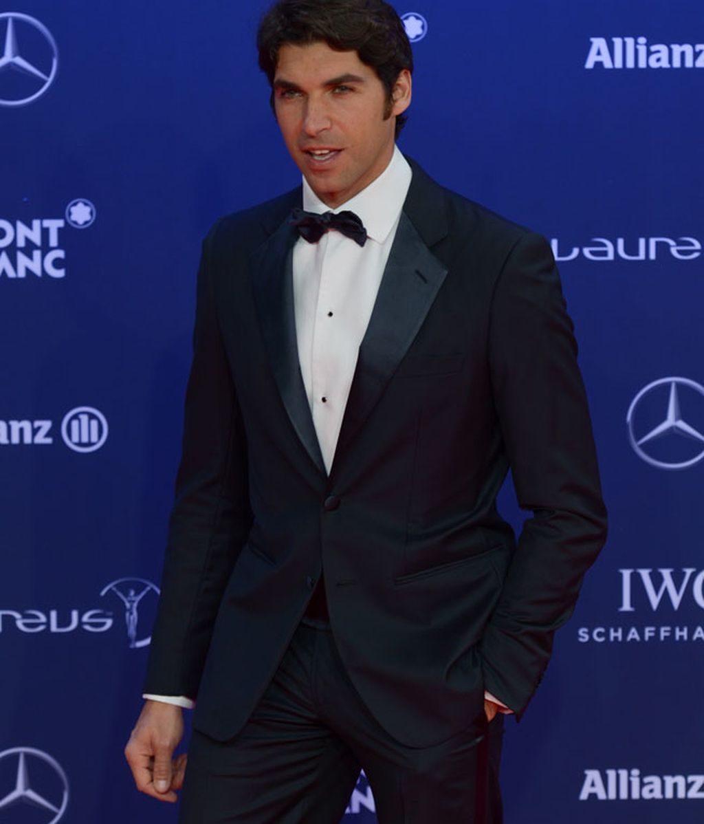 Cayetano Rivera, con esmoquin azul marino, acudió sin Eva González