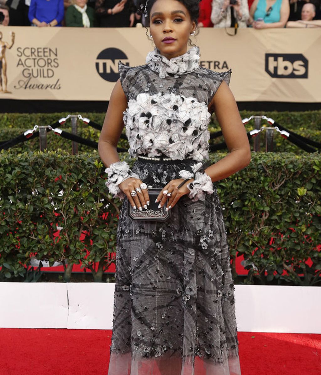 Janelle Monáe apostó por un vestido cargado de volúmenes, by Chanel