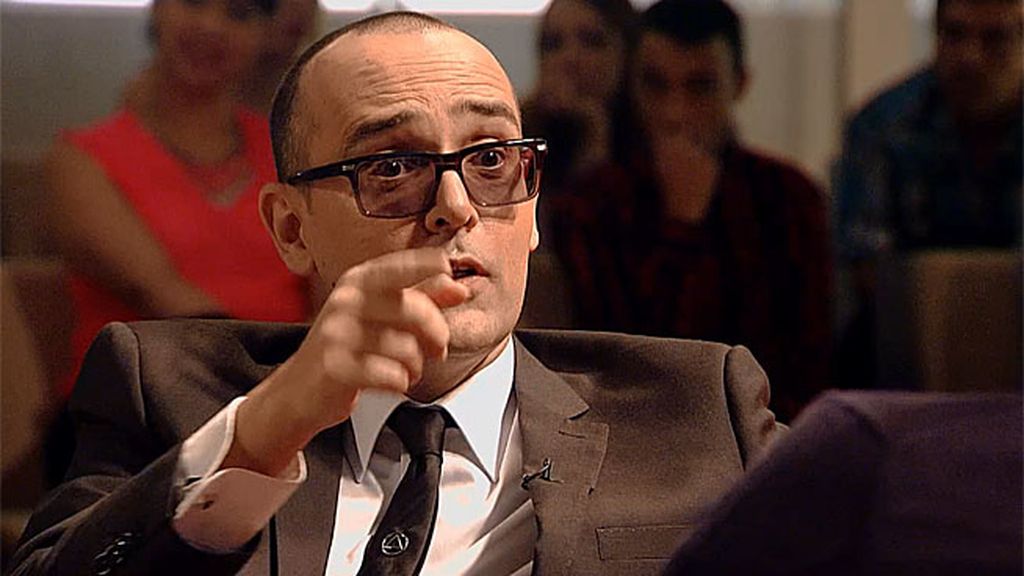 El presentador monta en cólera ante los ataques al sacerdote