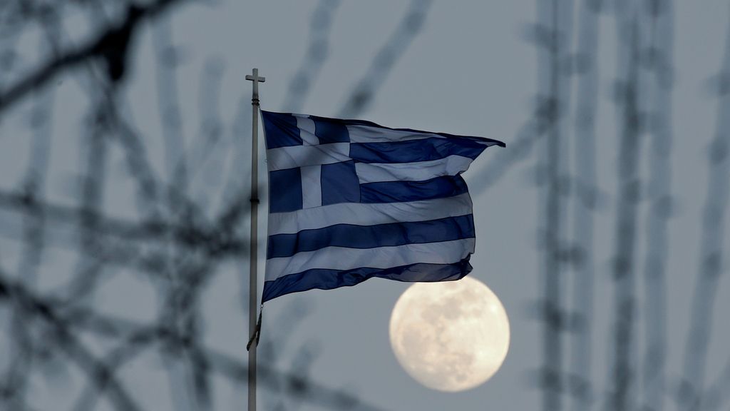 Luna de nieve vista desde Atenas (Grecia)