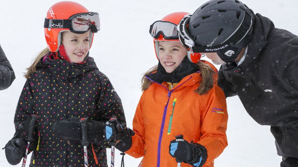 Es la primera vez que Leonor y Sofía esquían en público