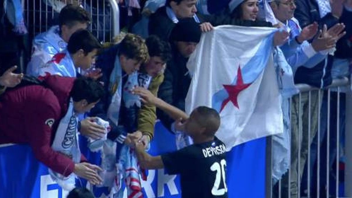 Deyverson consuela a aficionados del Celta Deyverson consuela a aficionados del Celta