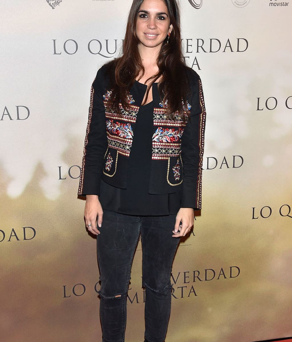 Elena Furiase y su chaqueta étnica con vaquero roto y botín