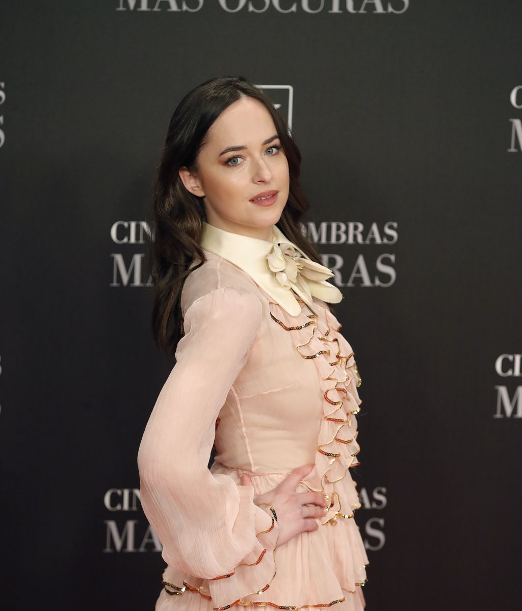 Jamie Dorman y Dakota Johnson posan en preestreno de ‘Cincuenta sombras más oscuras’