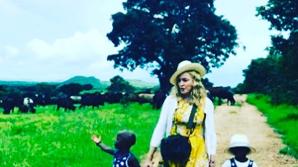 Madonna con sus dos hijas recién adoptadas
