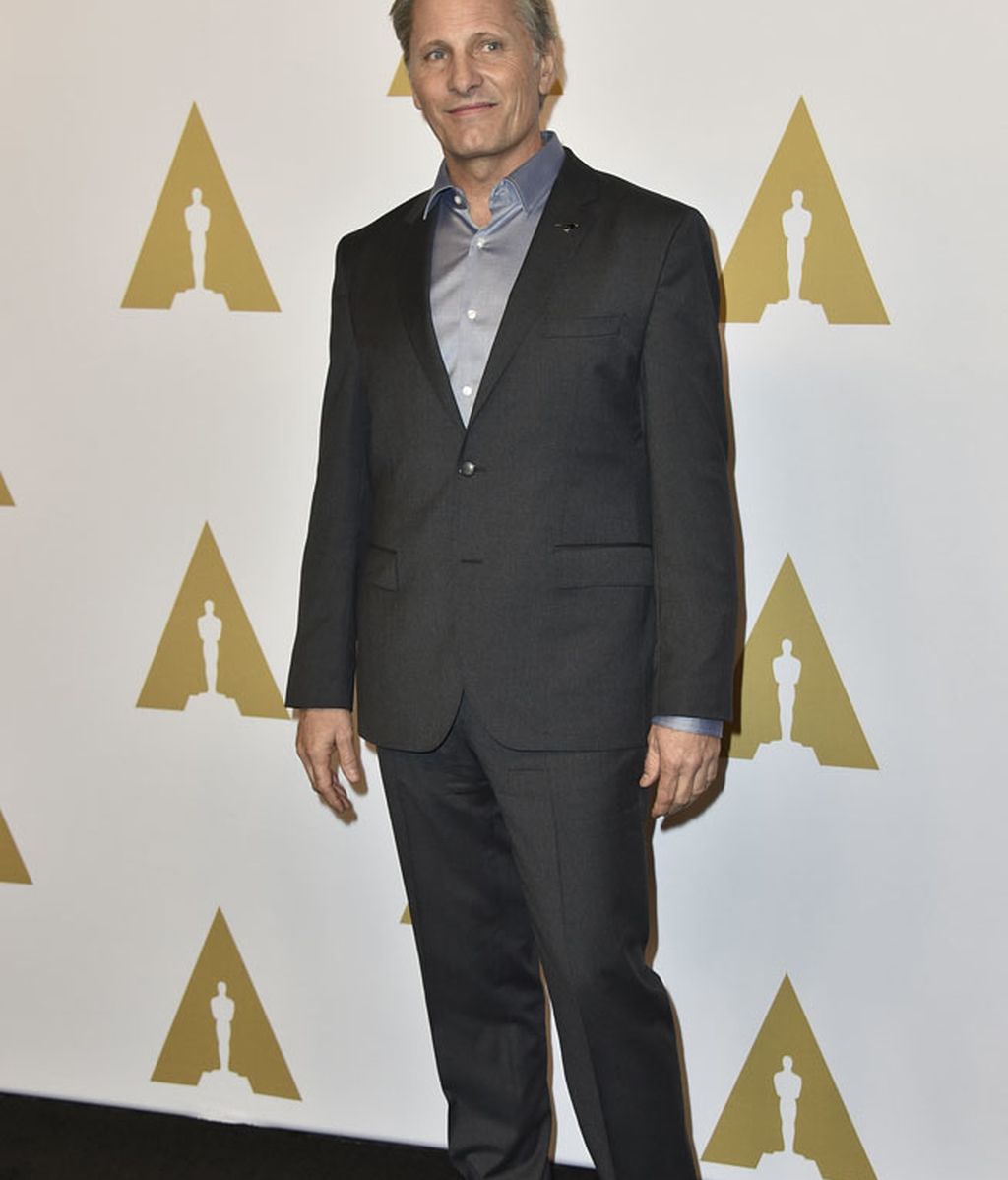 Viggo Mortensen de traje y con camisa satén morada