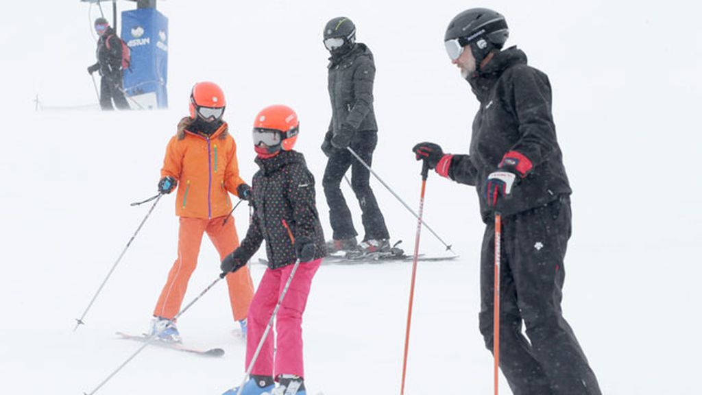 ¡Todos juntos en la pista! La Familia Real al completo disfruta del esquí en Astún