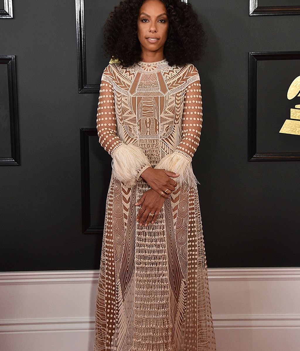 Melina Matsouka con vestido blanco semitransparente