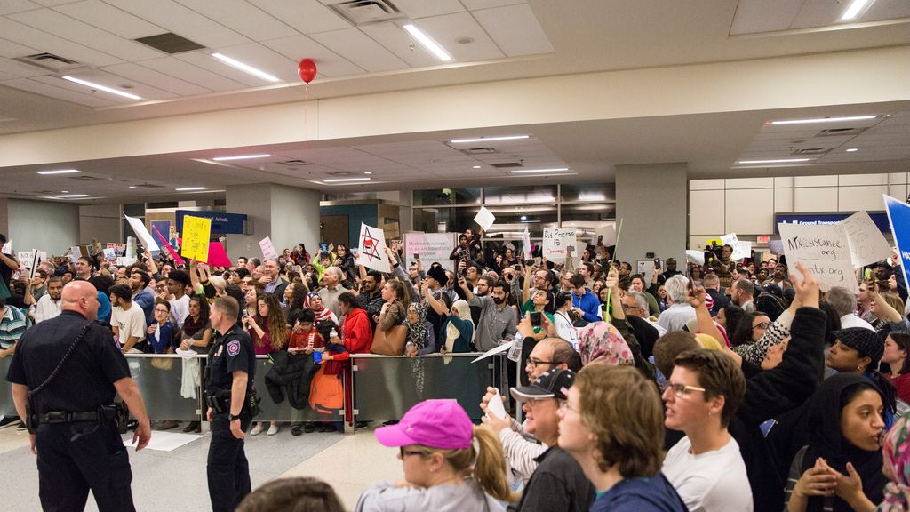 Protestas en varios aeropuertos de EEUU por el decreto Trump