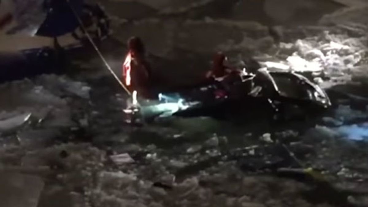 Rescata a una mujer lanzándose a un río congelado