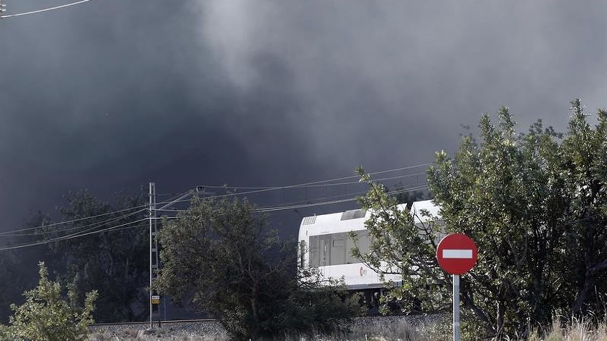 Incendio en una nave en Paterna: Está perimetrado pero no controlado