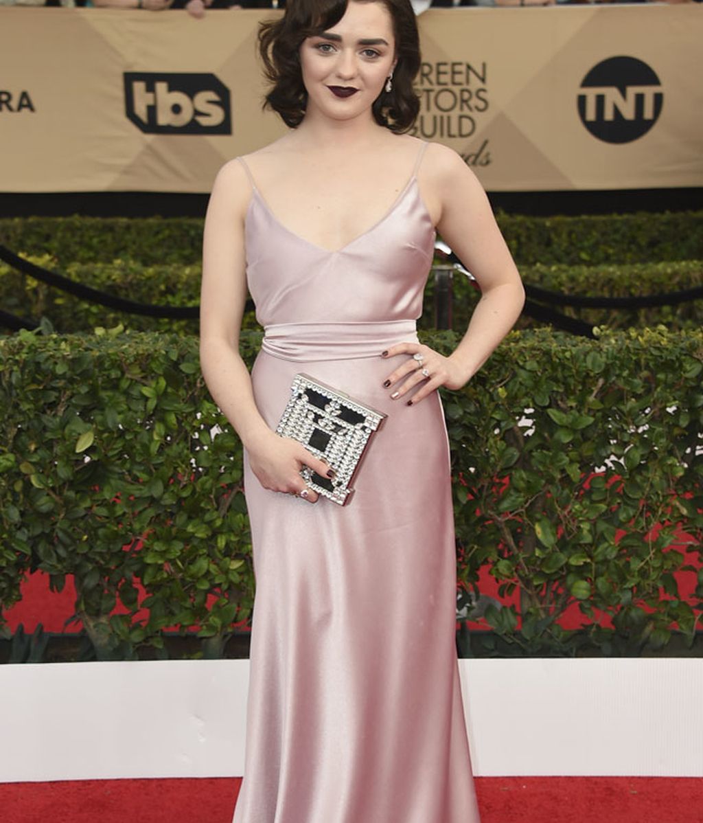 La sencillez de Maisie Williams y el contraste con los labios negros