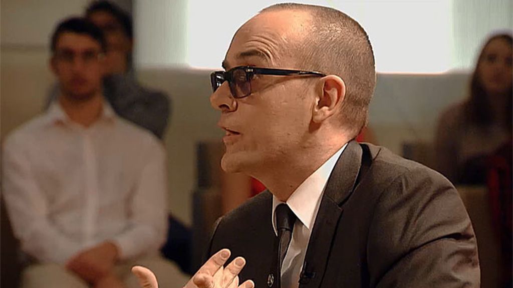 El presentador monta en cólera ante los ataques al sacerdote