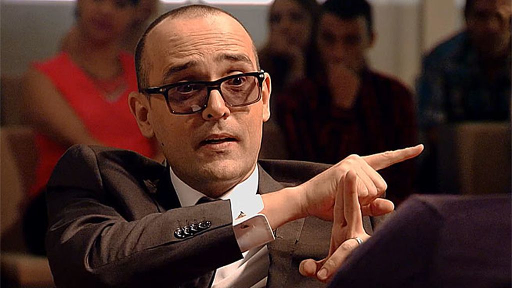 El presentador monta en cólera ante los ataques al sacerdote