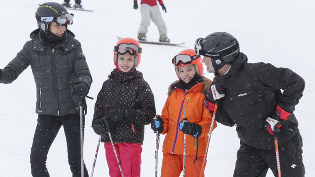 ¡Todos juntos en la pista! La Familia Real al completo disfruta del esquí en Astún