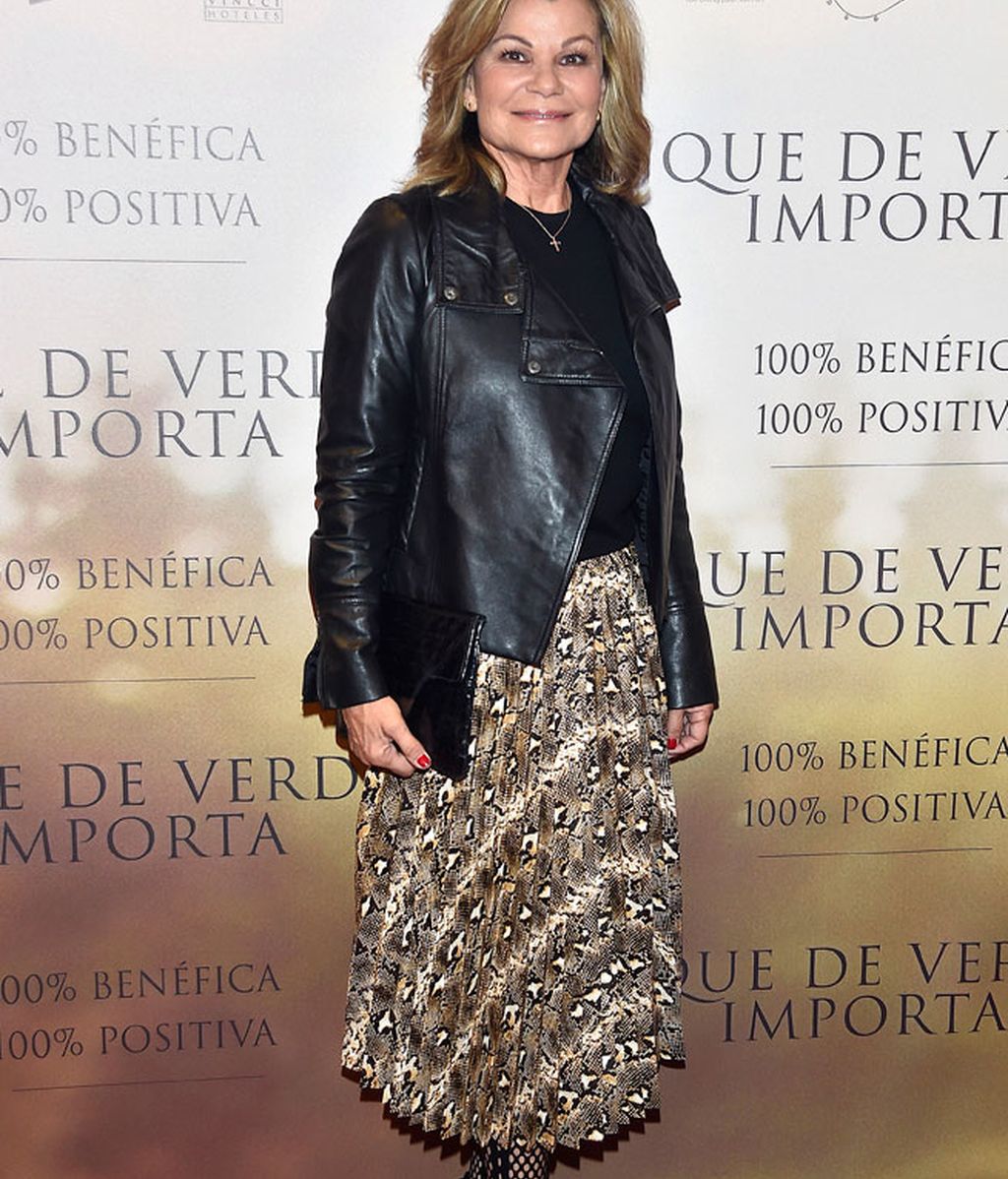 Cari Lapique, muy 'rock', con chaqueta de cuero y medias de rejilla