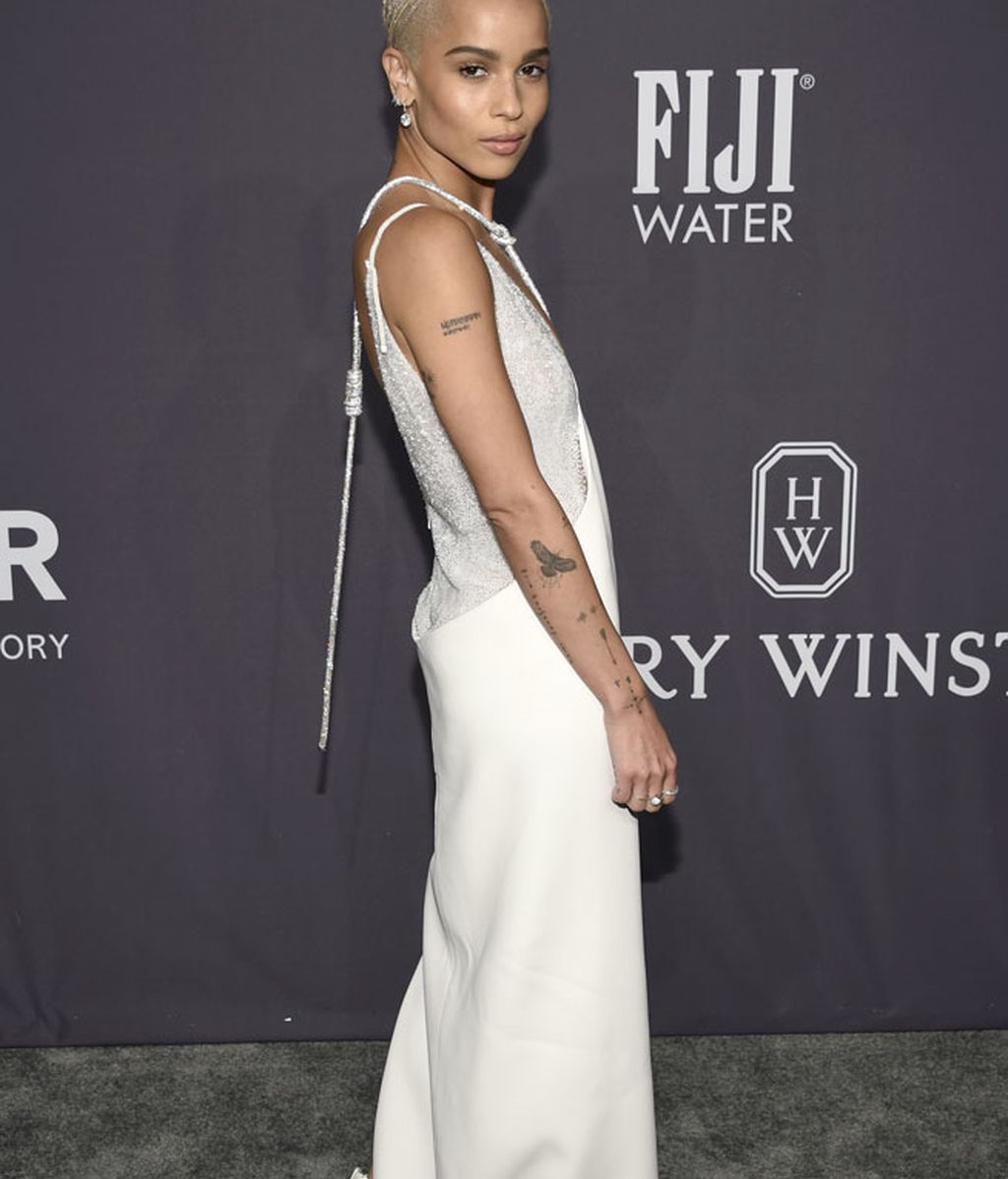 El blanco asimétrico de Zoë Kravitz es un diseño de Atelier Versace