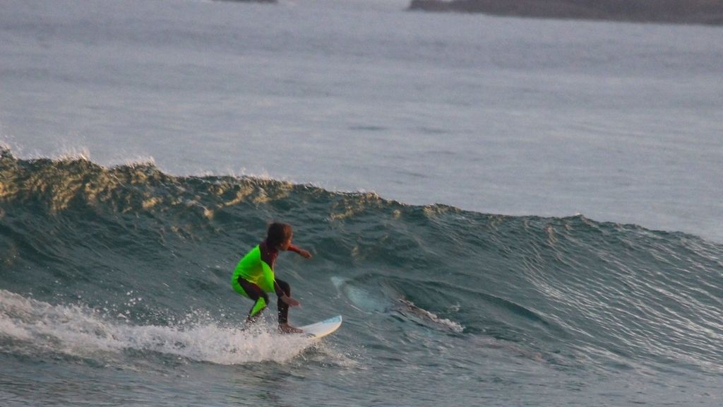 El escalofriante momento en el que un niño de 10 años surfea sobre un gran tiburón blanco
