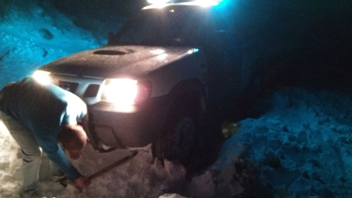 Dos guardias civiles fuera de servicio rescatan a una familia en Jaén atrapada en la nieve