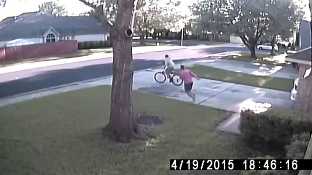 Caza al ladrón de la bici de su hija tras pillarlo por la cámara de seguridad