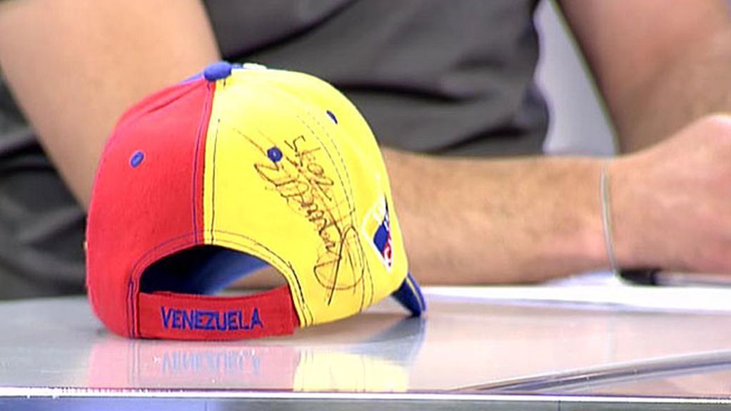 Capriles regala a Israel López su gorra