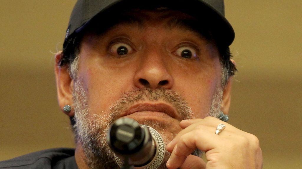 Los siete peores disparates de Maradona: de pegarse en la calle a atropellar un periodista