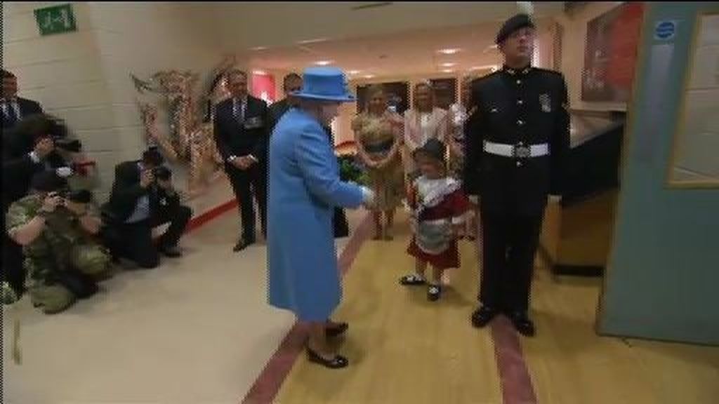 Accidentada visita de la reina Isabel II para una pequeña