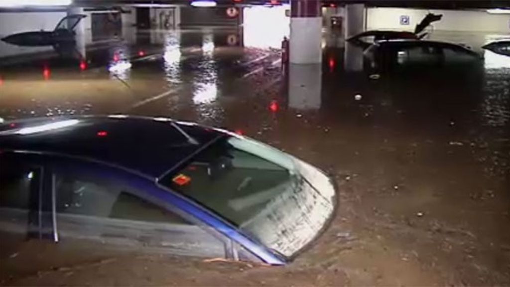 Málaga, un fin de semana bajo el agua y sigue la alerta por grandes olas