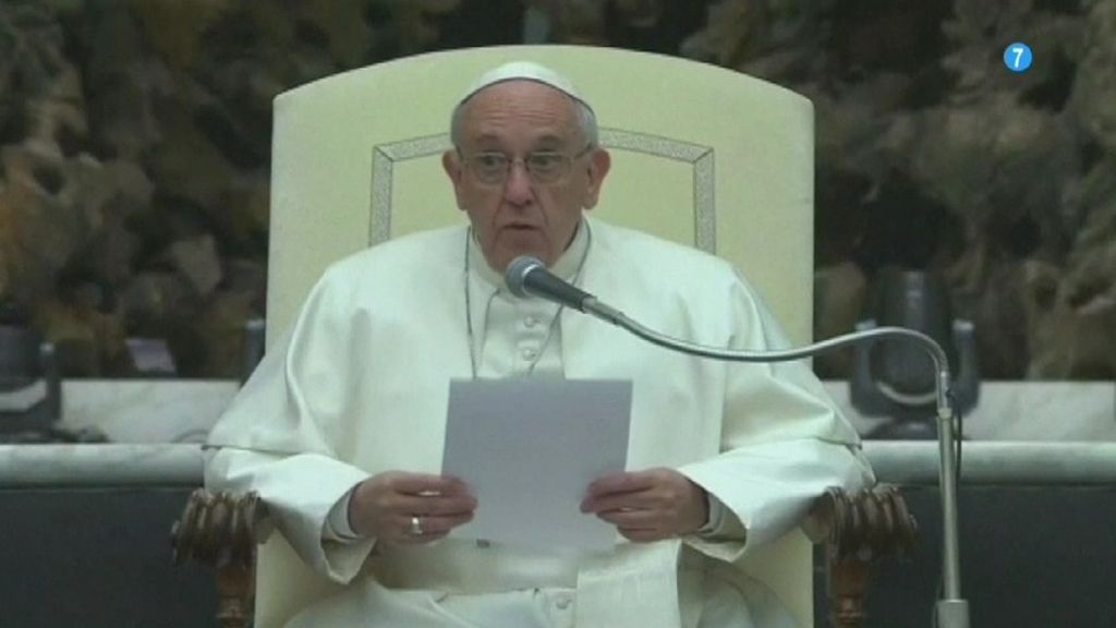'Dani&Flo': El papa Francisco es sorprendido en mitad de una ceremonia
