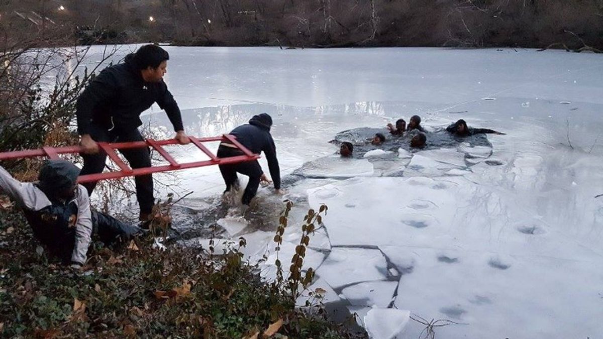 Rescate de unos adolescentes de un lago helado
