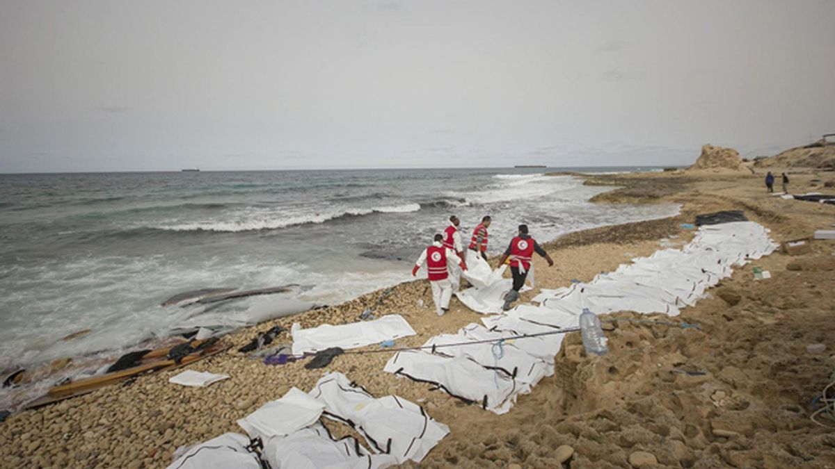 Voluntarios de la Media Luna Roja recuperan los cadáveres de migrantes naufragados frente a las costas de Libia
