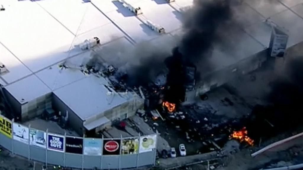 Una avioneta se estrella contra un centro comercial en Melbourne: 5 muertos