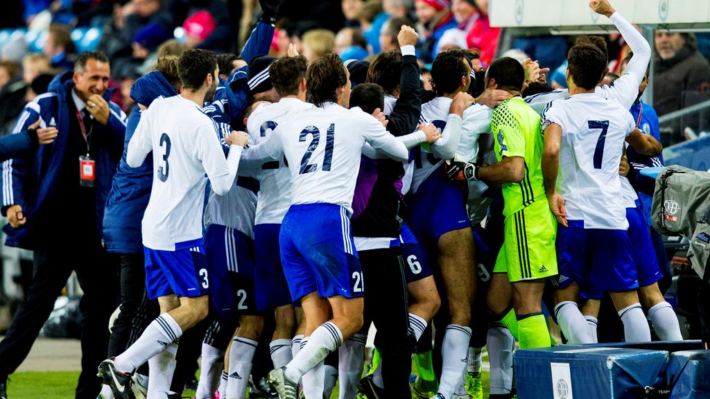 Los jugadores de San Marino celebran un gol ante Noruega