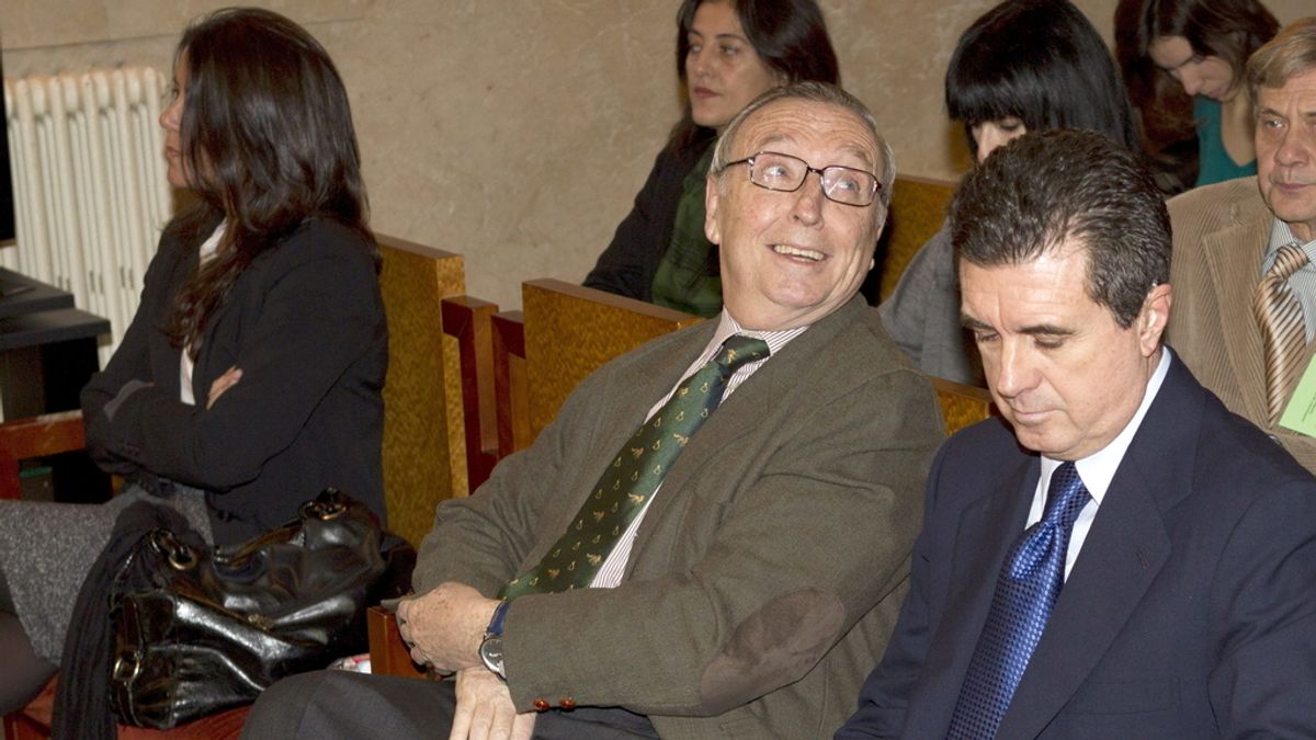 El ex ministro de Medio Ambiente y ex presidente del Gobierno Balear, Jaume Matas, junto al periodista Antonio Alemany y la exjefa de Prensa de su gabinete María Humbert, durante la segunda jornada del juicio por el caso Palma Arena