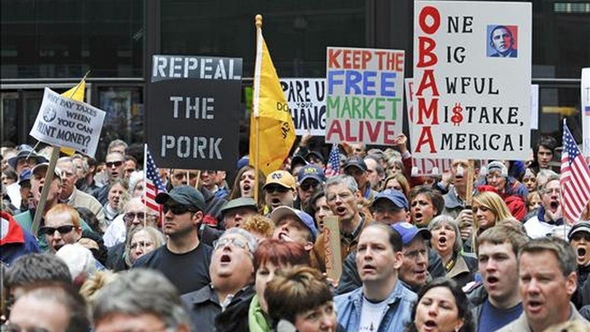 Un grupo de personas participan en una manifestación contra la recaudación de impuestos frente a la Plaza Federal de Chicago, Illinois (EE.UU.). EFE