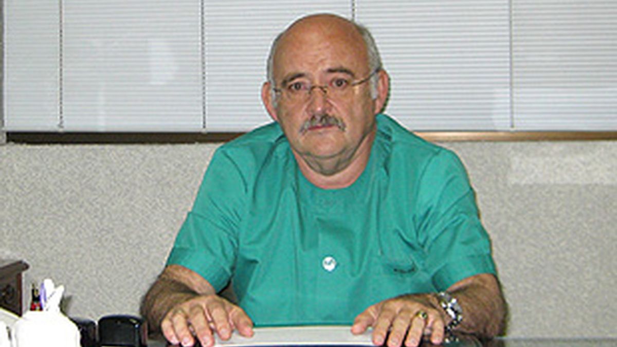 Dr. Pablo Vallaure, ginecólogo, en su clínica de Madrid