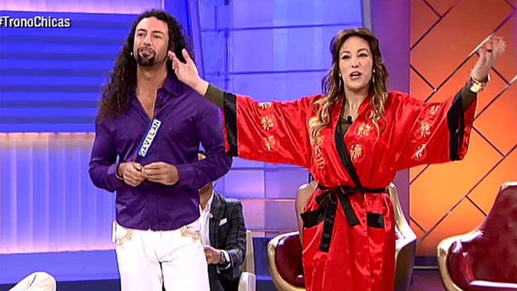 Gavilán regala a Steisy una bata china Gavilán regala a Steisy una bata china