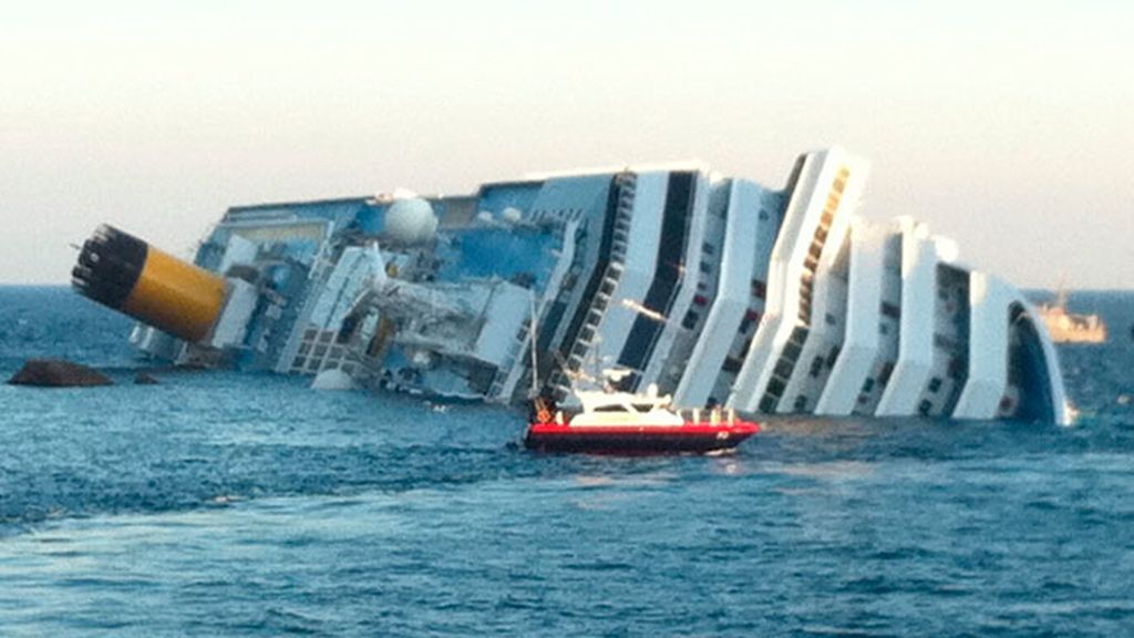 Escenas del hundimiento del crucero en la costa italiana