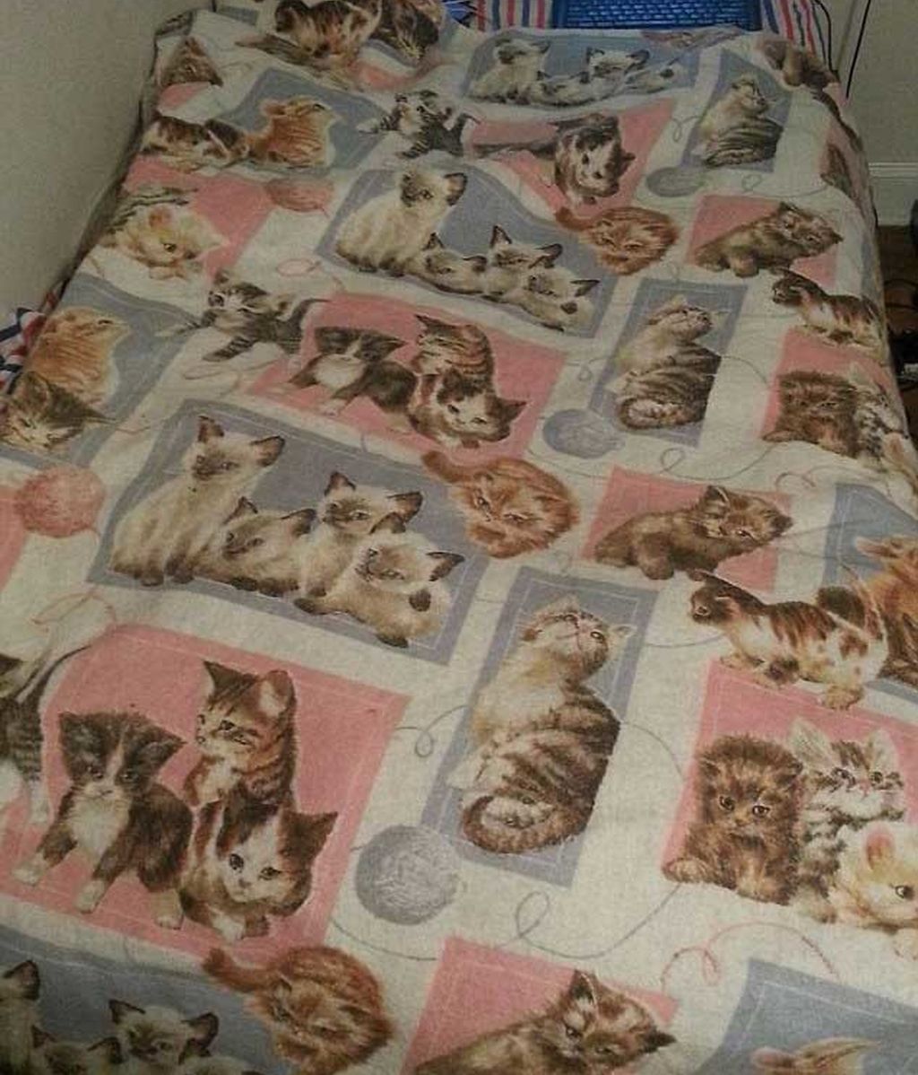 Los nietos lucen orgullosos los detalles de sus abuelas