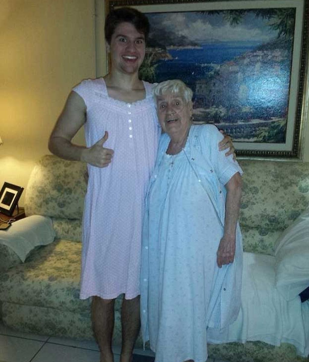 Los nietos lucen orgullosos los detalles de sus abuelas