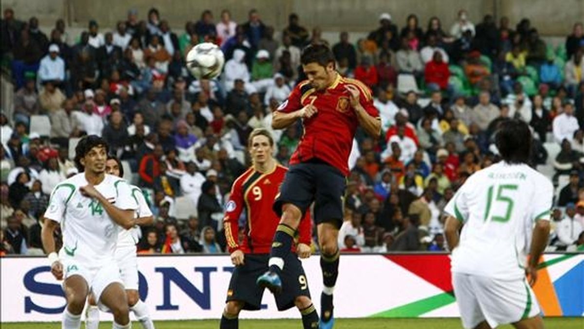 El delantero de la selección española David Villa (c) remata de cabeza para marcar el 1-0 contra Irak durante el partido de la Copa Confederaciones 2009 que ambas selecciones jugaron en el estadio Free State de Bloemfontein, Sudáfrica. EFE