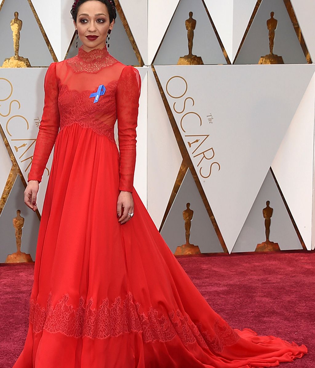Ruth Negga con vestido rojo Valentino