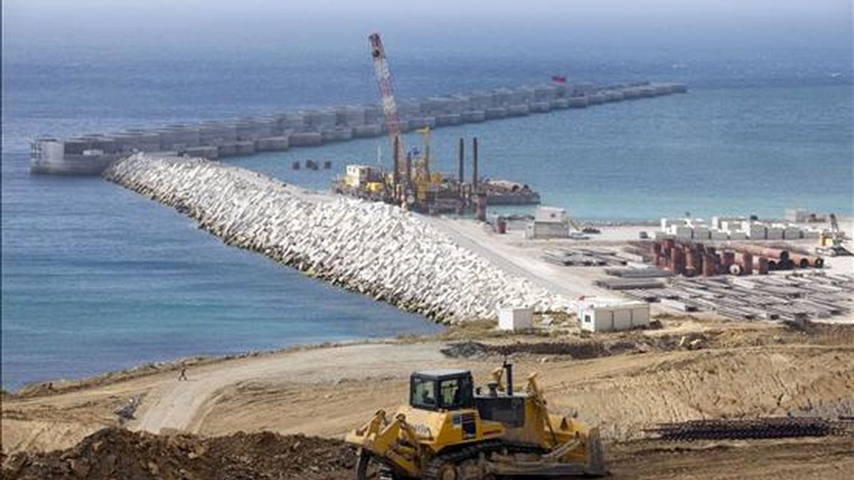 El puerto de Tánger Med comenzó hoy la construcción de su segunda fase, con lo que aspira a convertirse en una de las principales plataformas logísticas del Mediterráneo. EFE