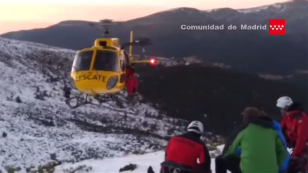 Espectacular rescate en helicóptero de cuatro montañeros heridos en la nieve
