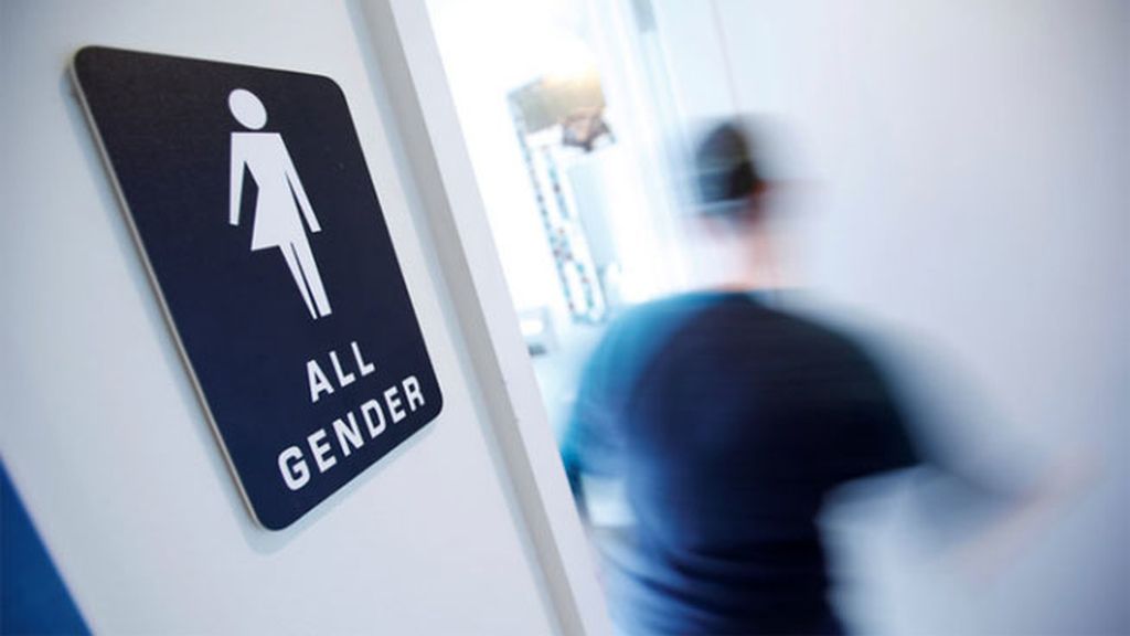 Trump tumba la norma que autorizaba a los estudiantes transexuales elegir baño
